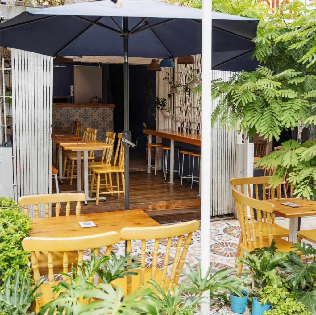 Salón interior de Auténtico, restaurante pequeño e informal en Medellín